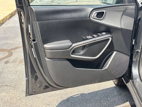 Used 2025 Kia Soul LX w/ LX Technology Package FWD image 18