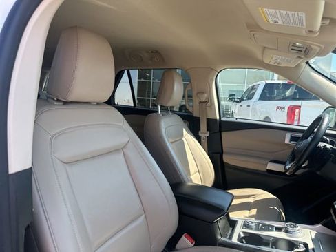 Used 2021 Ford Explorer XLT w/ Equipment Group 202A image 9