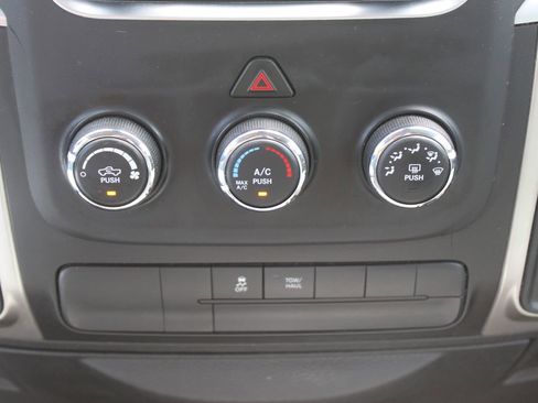 Used 2016 RAM 1500 Classic SLT AWD/4WD image 36