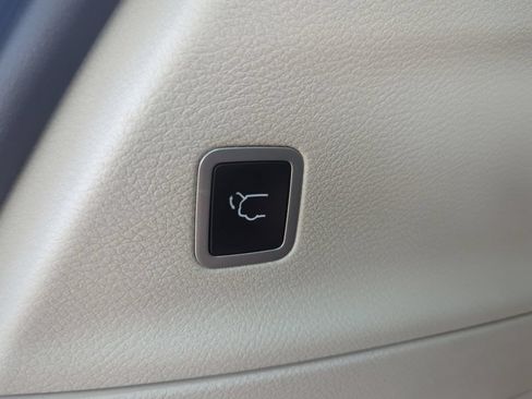 Used 2023 Chrysler Pacifica Touring-L FWD image 44
