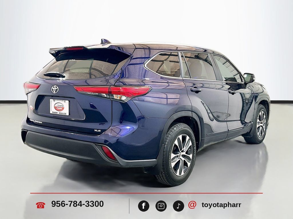 Used 2023 Toyota Highlander XLE FWD image 4