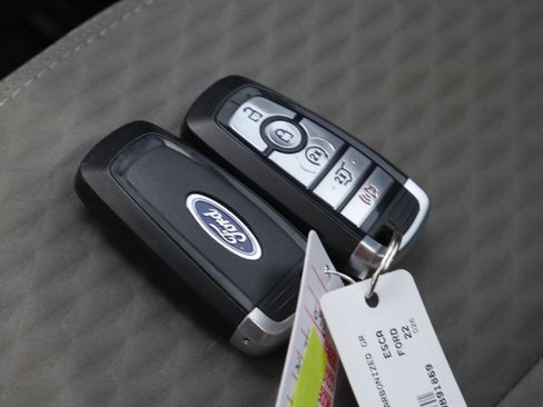 Certified 2022 Ford Escape SE w/ SE Sport Appearance Package image 34