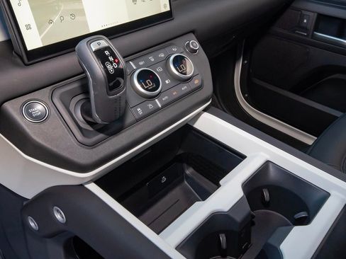 Used 2025 Land Rover Defender 90 S image 29