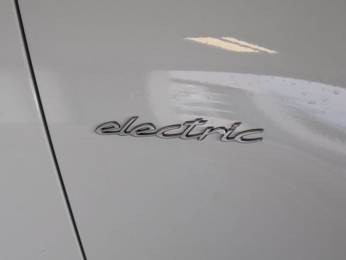 Used 2025 Porsche Macan 4S Electric image 14