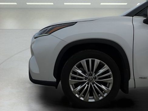 Used 2025 Toyota Highlander Platinum image 14