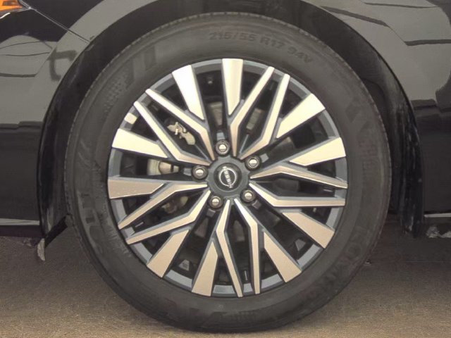 Used 2025 Nissan Altima 2.5 SV FWD image 3