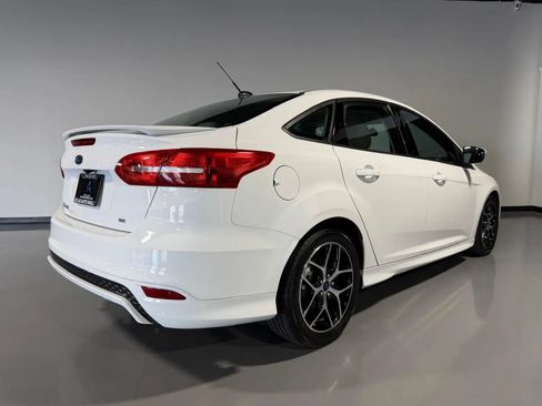Used 2016 Ford Focus SE w/ SE Sport Package FWD image 4