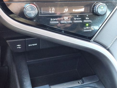 Used 2019 Toyota Camry SE w/ Convenience Package FWD image 14