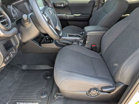Used 2019 Toyota Tacoma TRD Sport w/ Technology Package AWD/4WD image 12