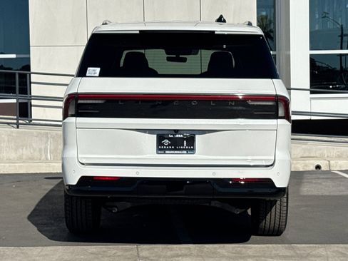 New 2025 Lincoln Navigator Reserve image 4