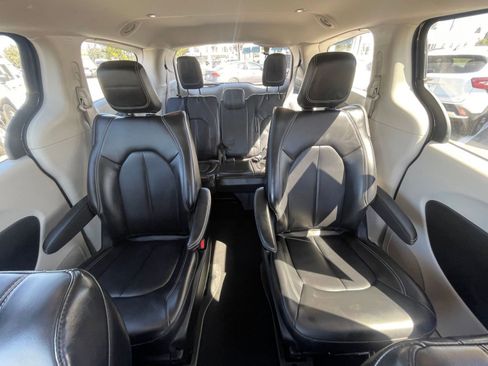 Used 2023 Chrysler Pacifica Touring-L image 40