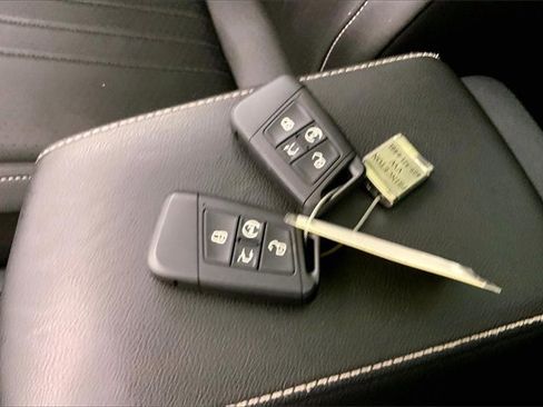 Certified 2023 Volkswagen Tiguan SE w/ Panoramic Sunroof Package image 11