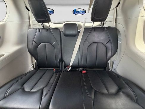 Used 2024 Chrysler Pacifica Touring-L FWD image 13