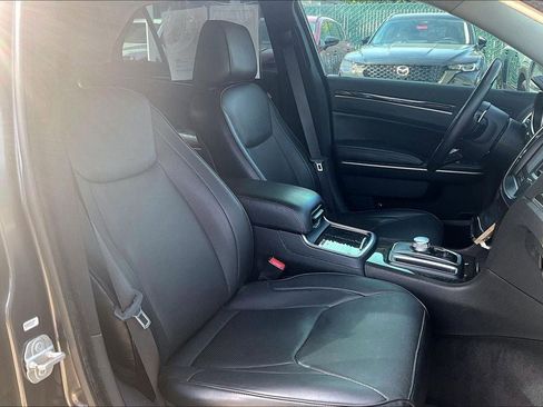 Used 2017 Chrysler 300 C image 6