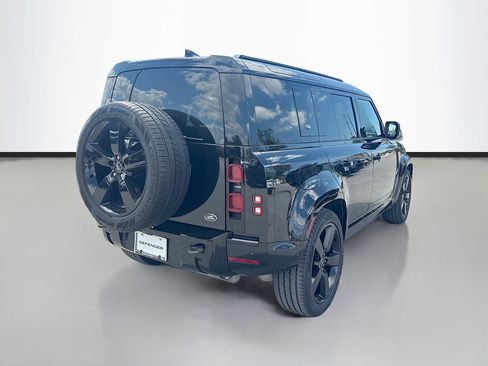 Used 2023 Land Rover Defender 110 X-Dynamic SE image 12