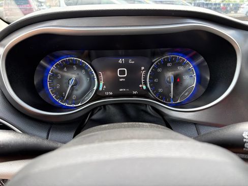 Used 2023 Chrysler Pacifica Touring-L FWD image 19
