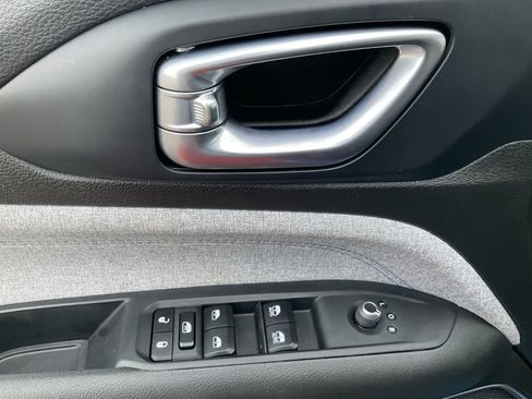 Used 2024 Jeep Compass Latitude image 25