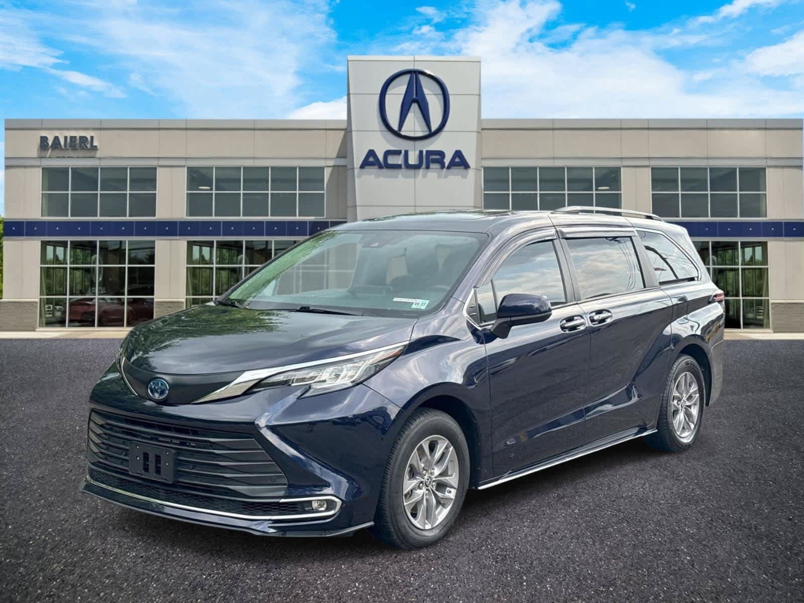Used 2022 Toyota Sienna XLE FWD image 1