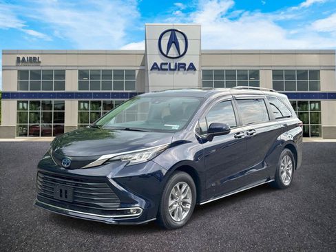 Used 2022 Toyota Sienna XLE FWD image 1