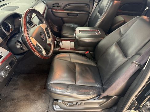 Used 2011 Cadillac Escalade Luxury AWD/4WD image 5