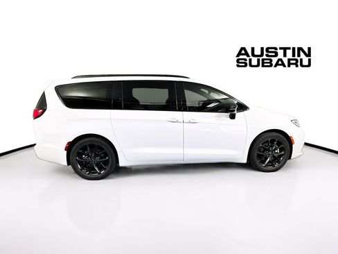 Used 2024 Chrysler Pacifica Limited w/ S Appearance Package image 8