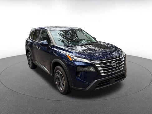 Used 2025 Nissan Rogue SV image 2