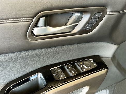 Used 2024 Nissan Pathfinder Platinum image 18