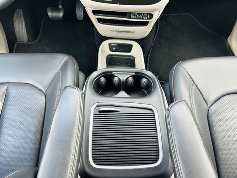 Used 2023 Chrysler Pacifica Touring-L FWD image 23