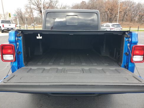 Used 2022 Jeep Gladiator Willys image 7