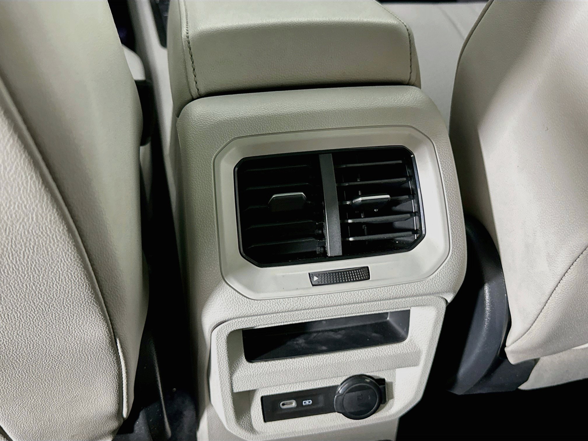 Used 2022 Volkswagen Tiguan SE FWD image 26