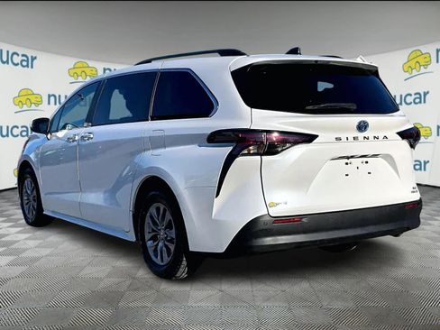 Used 2024 Toyota Sienna XLE image 4