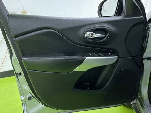 Used 2017 Jeep Cherokee Overland w/ Technology Group image 17