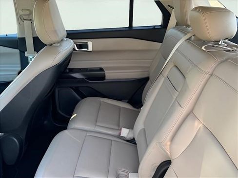 Used 2020 Ford Explorer XLT w/ Equipment Group 202A AWD/4WD image 8
