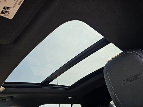 New 2025 Chevrolet Equinox EV RS image 13