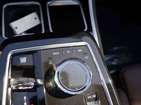 Used 2025 BMW 750e xDrive image 24