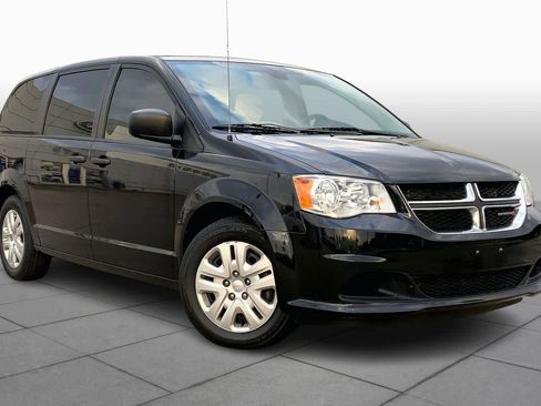 Used 2020 Dodge Grand Caravan SE w/ UConnect Hands-Free Group image 3