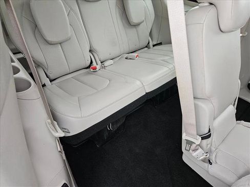 Used 2017 Chrysler Pacifica Touring-L Plus image 22