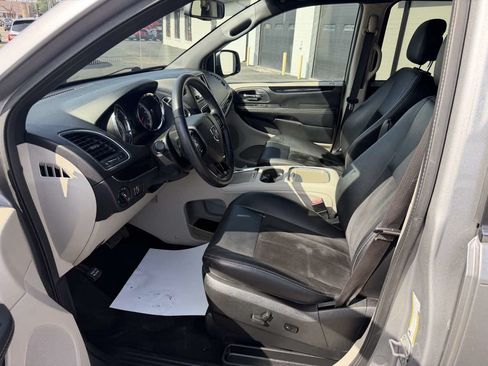 Used 2017 Dodge Grand Caravan SXT FWD image 9