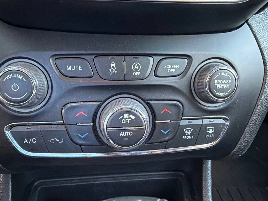 Used 2021 Jeep Cherokee Trailhawk w/ Comfort/Convenience Group AWD/4WD image 31