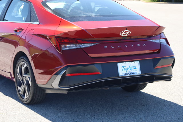 Used 2025 Hyundai Elantra SEL FWD image 8
