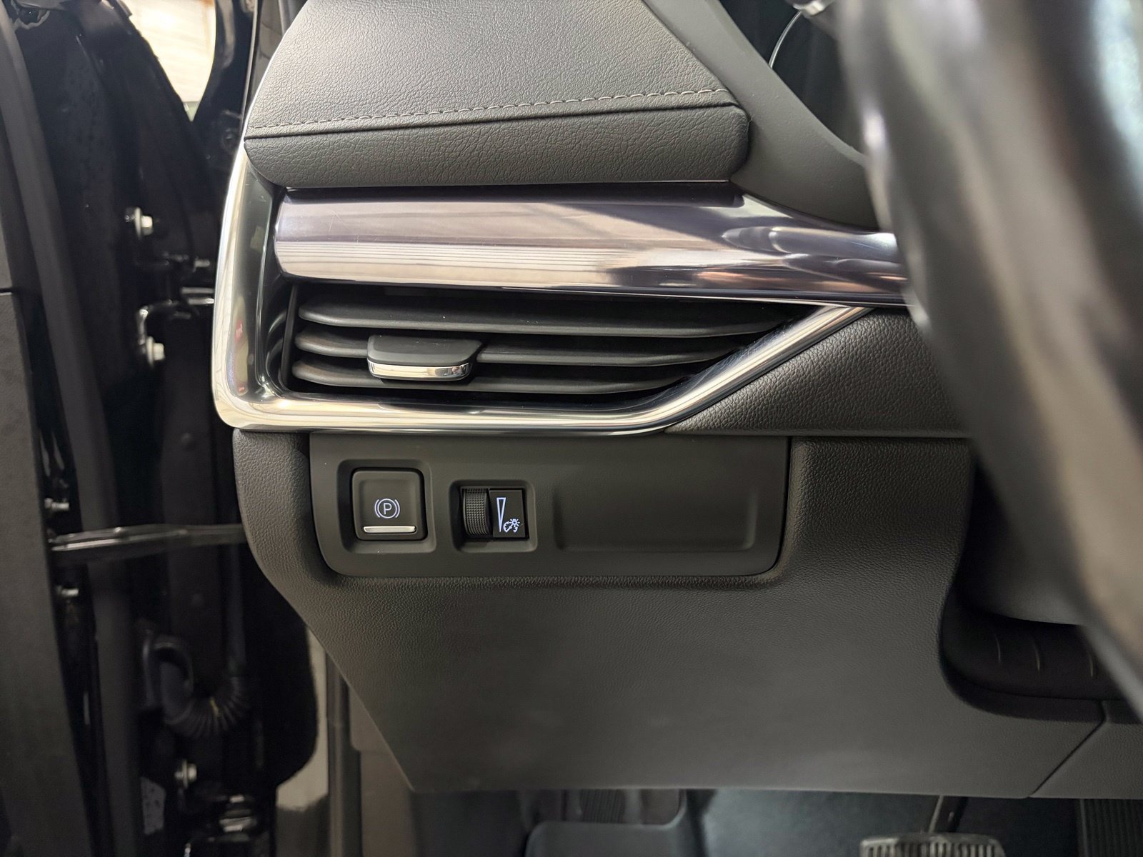 Used 2022 Cadillac XT4 Luxury w/ Cold Weather Package AWD/4WD image 16