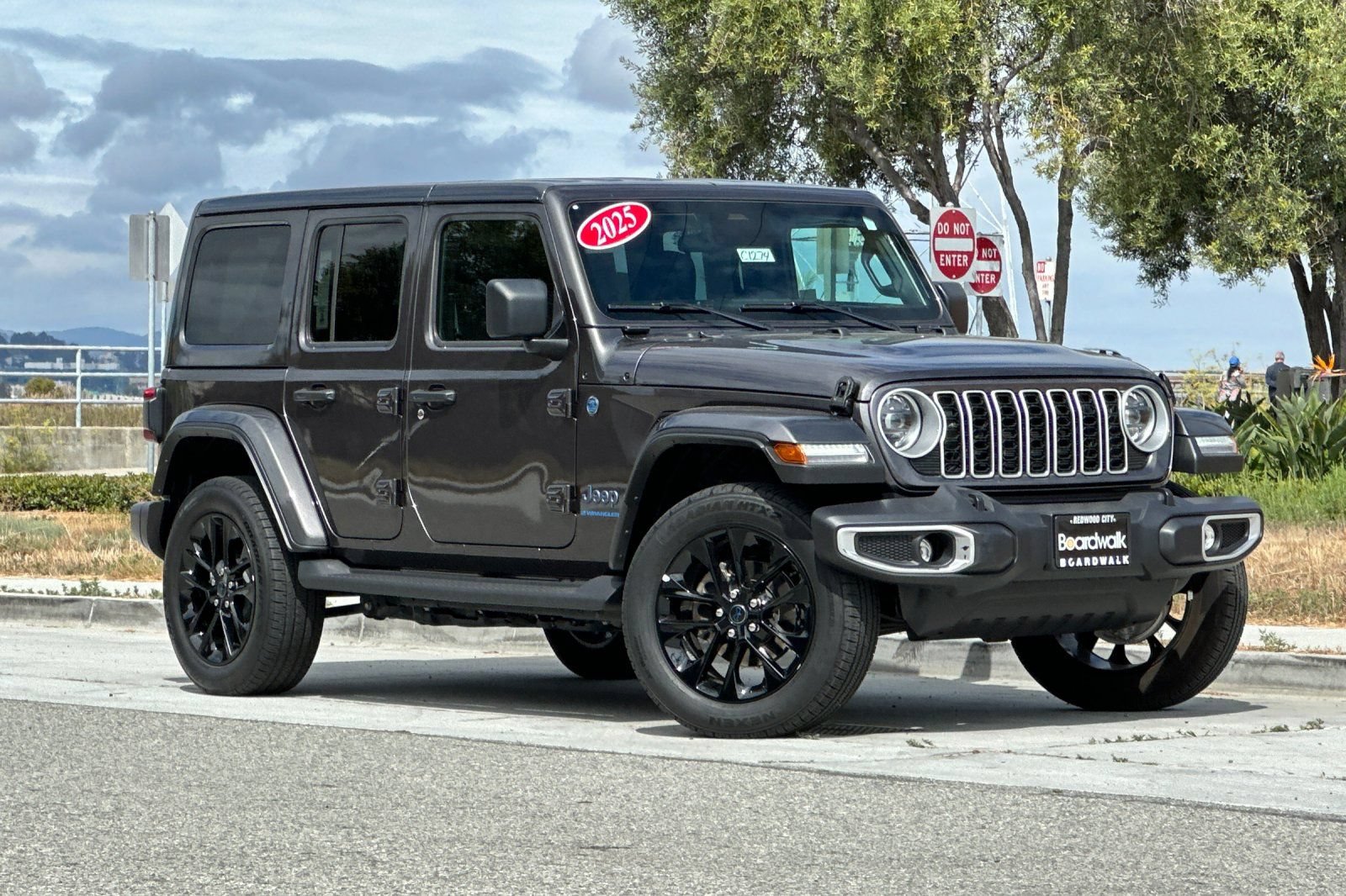 Used 2025 Jeep Wrangler Unlimited Sahara AWD/4WD image 2