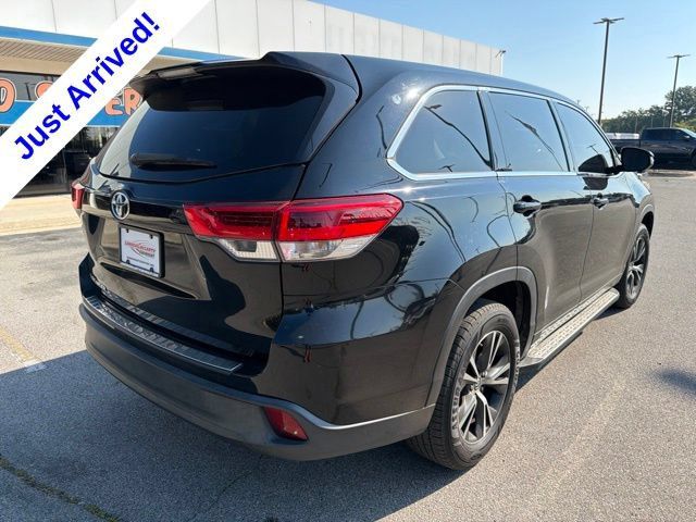 Used 2018 Toyota Highlander LE FWD image 3