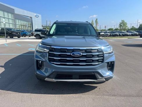 Used 2025 Ford Explorer Active w/ Active Comfort Package AWD/4WD image 2