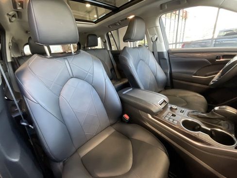 Used 2024 Toyota Highlander Platinum image 19