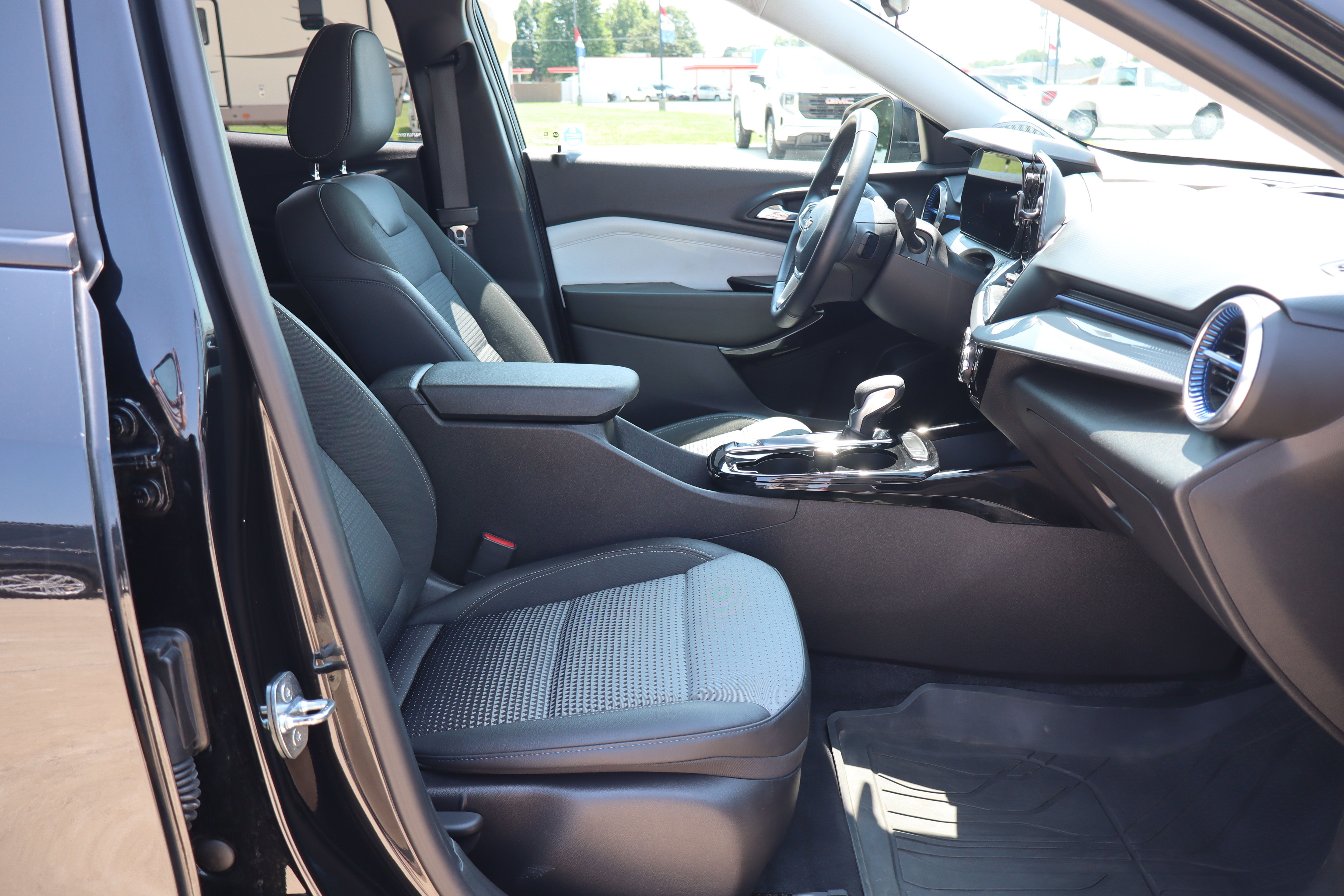 Used 2024 Chevrolet Trax LT w/ Driver Confidence Package FWD image 12