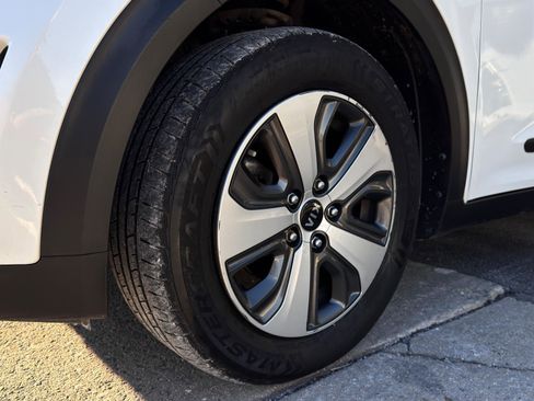 Used 2018 Kia Niro LX image 13