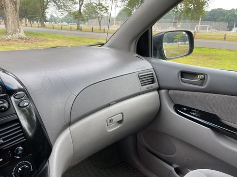 Used 2004 Toyota Sienna LE image 40