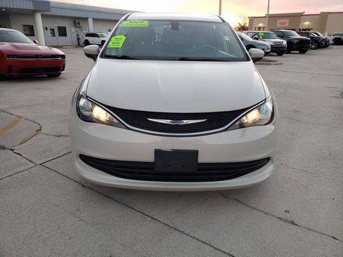 Used 2019 Chrysler Pacifica LX image 9