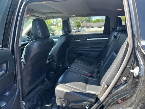 Used 2018 Toyota Highlander XLE AWD/4WD image 9